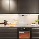 Apartment Modern Suites, Excellent Location In The Heart Of